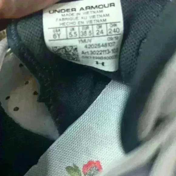 Under Armour Curry Shoes - Picture 9 of 9